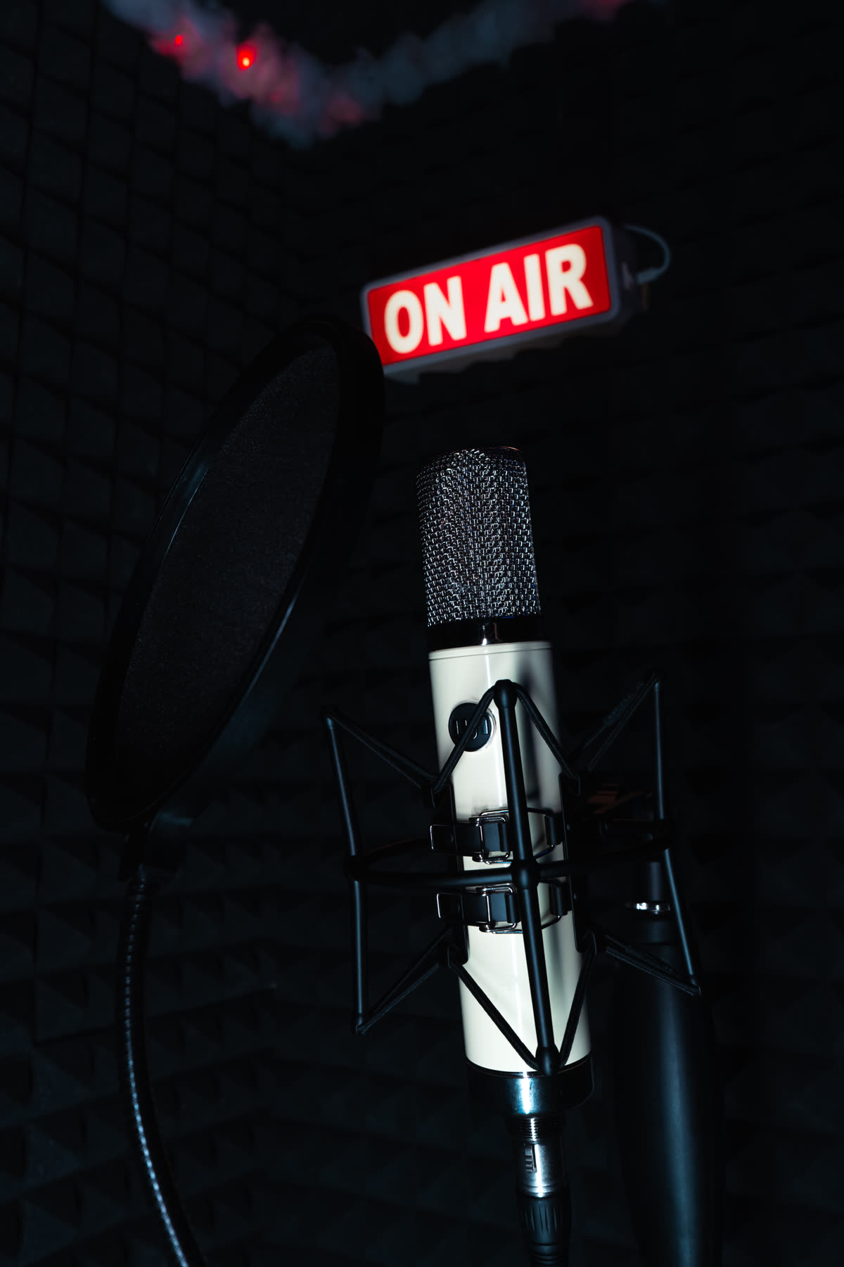 La cabina di registrazione di Nuvola Records, con l'insegna ON AIR accesa