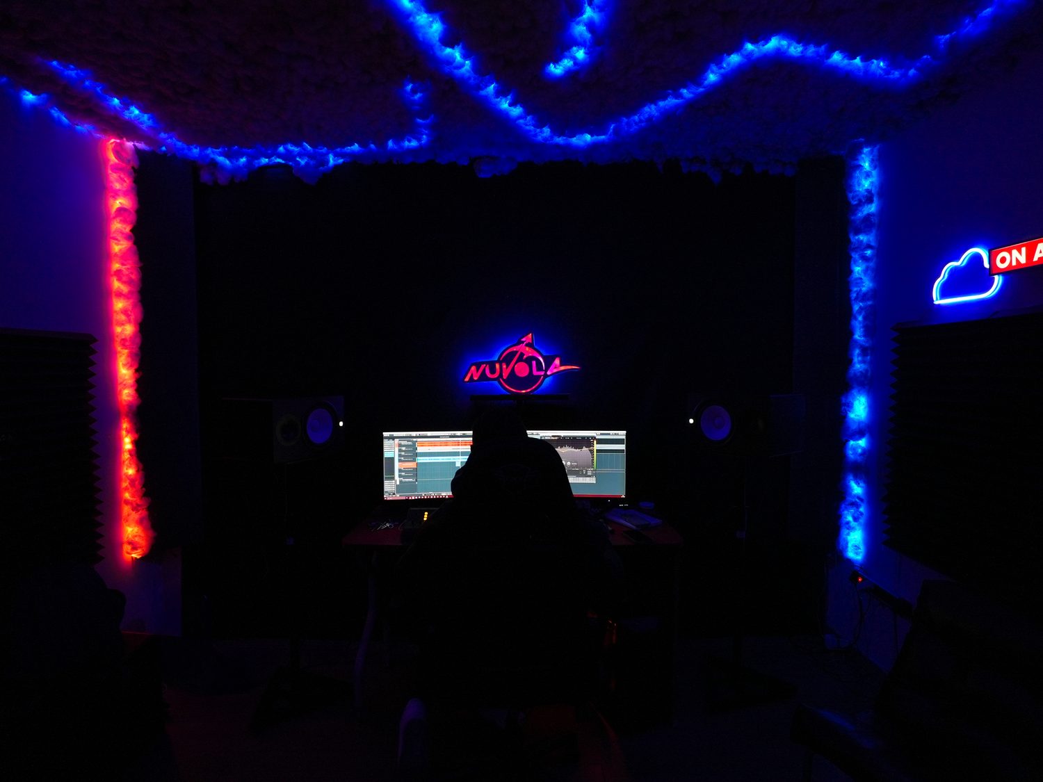 La regia di Nuvola Records: doppio monitor, l'insegna al neon e i LED blu lungo le pareti